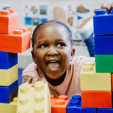 Soft blocks = big benefits! Soft blocks in Curro Preschools promote  critical thinking and problem-solving skills. Children get to experiment,  make discoveries and collaborate with peers. It's all about learning  through play!