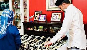 Je nejstarší ze čtyř sourozenců a je jediným synem nota mihardja (otec) a sudjiatmi notomihardjo (matka). Presiden Jokowi Gelar Tahlilan Untuk Almarhum Ibunda Sudjiatmi Notomihardjo