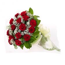 Mazzo realizzato con 50 rose rosse della migliore qualita', fogliame decorativo e nastro rosso. Bouquet Con Rose Rosse E Nebbiolina