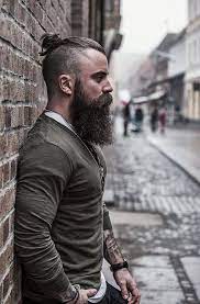 The viking beard's main goal back in the era of valhalla was to fight off the harsh cold of northern while we're not claiming to be 100% historically accurate, this might have been the style of beard. Men Beard Style With Bun Barbas De Moda Peinado Cabello Largo Hombre Estilos De Cabello Hombre