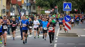 Person abschecken dann weiter gehen. Woher Kommt Der Marathon Muskelkater Runner S World