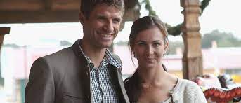 Er steht beim fc bayern münchen unter vertrag, mit dem er mehrmals deutscher meister und pokalsieger wurde sowie 2013 und 2020 das triple aus meisterschaft, pokalsieg und champions league gewann. Thomas Muller Darum Ist Lisa Keine Typische Spielerfrau Promiflash De
