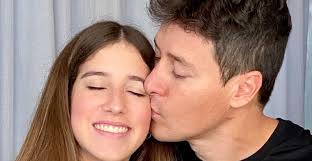 Rodrigo já ganhou diversos prêmios como melhor apresentador, entre eles dois troféus imprensa e um prêmio da associação paulista de críticos dearte. Rodrigo Faro Celebra Aniversario De 15 Anos Da Filha Com Homenagem Menina Linda E Especial