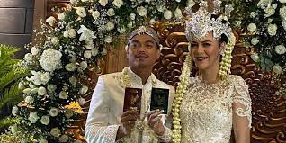 9 potret alfath fathier dan nadia christina menikah di tengah drama dengan ratu rizky nabila, bahagia meski banjir cibiran drama antara ratu rizky nabila dan pesepakbola alfath fathier bisa dibilang sudah selesai usai pemain persija itu mengakui anaknya. Menikah Alfath Fathier Ingin Jadi Imam Yang Baik Dalam Keluarga Bola Net