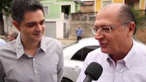 Geraldo Alckmin faz caminhada no centro de Taubaté com Ortiz Junior