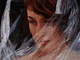 リアル過ぎな油絵。ビニールを身にまとった肖像画が半端無い。