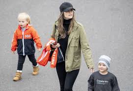 Şi, anterior acestei vizite, ducesa de sussex a fost văzută purtând un outfit de outfit de altfel, este de notorietate că meghan markle este adepta acestor creaţii stylish. Sofia De Suecia Y Sus Hijos Los Mayores Fans De Su Padre