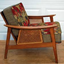 How To Get The Mid Century Modern Look In Your Home Finder Mid Century Modern Chair Mid Century Decor Mid Century Furniture