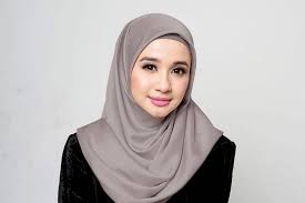 Tutorial hijab pashmina simple menutup dada kekinian yang satu ini bisa kamu jadikan style andalanmu mengenakan hijab syar'i. 7 Tutorial Hijab Pashmina Simple Kekinian Terbaru 2021 1001 Cara Memakai Hijab Segi Empat 2021