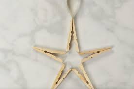 Ici avec seulement 3 couleurs de base, les bougeoirs ont pris leurs habits de noël. Tuto 3 Decorations De Noel A Realiser A L Aide De Pinces A Linge