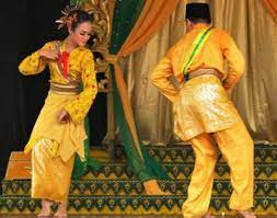 Tari kelompok adalah tari yang dibawakan oleh tiga orang atau lebih saling mengisi. Tari Kreasi Berpasangan Pengertian Contohnya Lengkap
