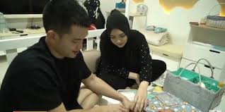 Tonton full episode program sctv klik bit.ly/fullepssctv pasangan rezky aditya dan citra kirana kembali. Piawai Ganti Popok Athar Rezky Aditya Dipuji Serba Bisa Oleh Citra Kirana Merdeka Com