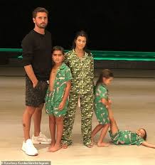 Scott was missing from all the photos, but kim kardashian seems to have taken notice and wished disick on her profile. Scott Disick Und Kourtney Kardashian Sind Nicht Wieder Zusammen Aber Unglaublich Nah Aktuelle Boulevard Nachrichten Und Fotogalerien Zu Stars Sternchen
