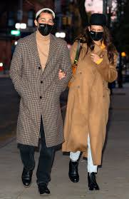 Get the latest on katie holmes from vogue. Katie Holmes And Emilio Vitolo Jr Hold Hands Wear Masks In N Y C People Com