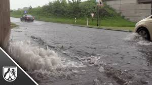 Dort drohen unwetter und überschwemmungen. Unwetter In Duisburg Setzt Strassen Unter Wasser Youtube