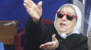 El 28 de noviembre de 2013 la asociación madres de plaza de mayo, presidida por hebe de bonafini, distinguió al senador nacional aníbal fernández con el emblemático pañuelo blanco en representación de la organización. Hebe De Bonafini Propone Aplicar Las Pistolas Taser Contra Los Hijos De Macri Vidal Y Bullrich Politica La Voz Del Interior