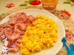 I nutrizionisti consigliano di consumare 2 uova alla settimana (che possono essere uova strapazzate, uova alla coque, uova bollite o uova sode). Uova Strapazzate E Bacon Ricetta Facile In Cucina Con Marta Maria