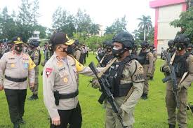 Ternyata istri saya bawain bekal dari rumah. 100 Personel Brimob Ntt Dikirim Ke Papua 6 Bulan Amankan Wilayah Dari Kkb Ini Pesan Kapolda Halaman All Kompas Com