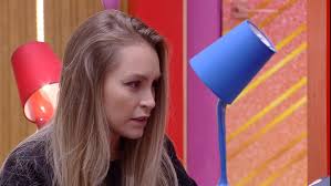Carla brincou e pediu para ele fazer uma cena como se tivesse flechando ela. Psatldfxfi1u0m