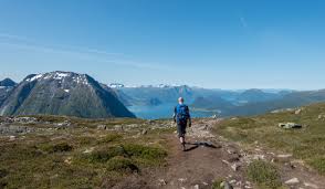 A new way to experience the fantastic views of the mountains and fjord in romsdalen! Avstand Andalsnes Isfjorden