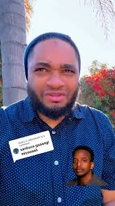 Qofkan ayaa ka soo muuqday barnaamijyo cunsuriyad ku dhisan, halkaas oo uu  si cad ugu sheegay hadallo meel-ka-dhac ah oo uu ku bahdilayo Soomaalida,  isagoo ku tilmaamay ummad aan karti iyo tartan