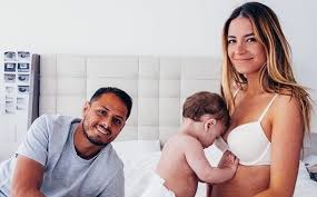1 de junio de 1988), conocido deportivamente como chicharito, es un futbolista mexicano que juega como delantero en los angeles galaxy de la major league soccer. Javier Chicharito Hernandez Y Sarah Kohan Presentan A Su Hija Nala Potosinoticias Com
