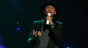 Explore pasti ada kamu lyrics, translations, and song facts. Lirik Lagu Anji Menunggu Kamu News Entertainment Fimela Com