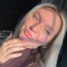 Katelyn Farrow's Instagram, Twitter & Facebook