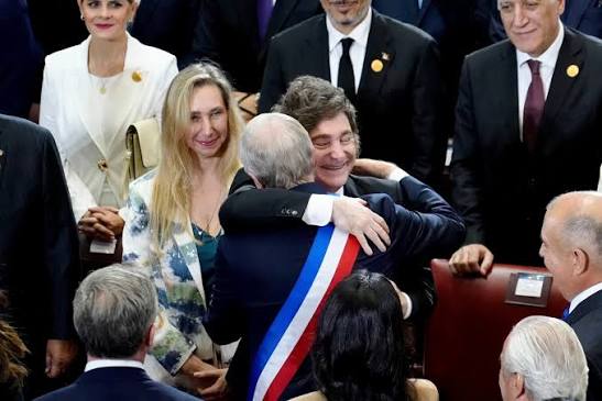 Abrazo. Javier Milei le regala un saludo efusivo al chileno José Antonio Kast. NOTICIAS
