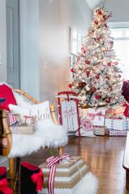 It's time for the classic tradition of shopping a christmas tree and decorating it. 25 Bright Red And White Christmas Decor Ideas Shelterness
