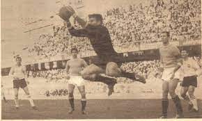 Ha ospitato, anche se in misura minore, anche incontri di rugby. Sampdoria 1 Lazio 0 In Jan 1964 At Stadio Luigi Ferraris Lazio Keeper Cei Valerio Catches The Cross In Serie A Pics Art Painting