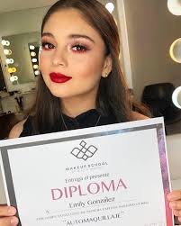 Cursos de Verano #teens 💕☀️ ! Estas vacaciones aprende a maquillarte como  un profesional. Pregunta por nuestras fechas de inició🗓 y los distintos  cursos que tenemos para ti! Vive la experiencia en