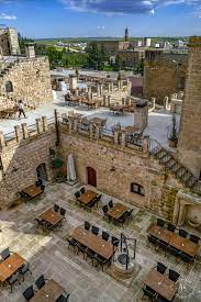 Luxus színvonalú hotel midyat területén, ahol szabadtéri medence és medence melletti bár áll rendelkezésre. Kasr I Nehroz Hotel Torokorszag Midyat Booking Com