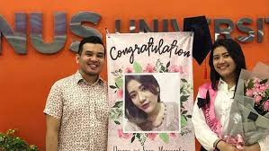 Yang tidak boleh terlewatkan ketika wisuda adalah hadiah wisuda yang bisa berupa bunga, boneka, atau buket snack. Panduan Kado Sidang Skripsi Yang Manis Sekali Kamu Pasti Langsung Dicap Teman Baik Dan Nyeni
