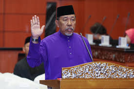 Mohammad ni jua mahir dlm bidang manampa/ukiran tambaga ( celapa,cupu,gurinsing, canang,kulintangan,tawak2,mata lembing,anak panah, keris,pamarang,kalakati dan besi,mata radu,sisir dll) maklumat beliau perolehi dari hjh.apsah bte ag latip bin ag. Politicians React To Pkr Senator Who Wanted A Law To Protect Men From Women S Seduction