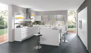 Mettez plus de couleurs et de motivation à votre cuisine blanche. Cuisine Aviva Blanche