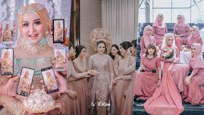Kelihatannya kok malah jadi kocak ya. 12 Pose Elegan Pengantin Dan Bridesmaid Di Hari Pernikahan Dijamin Bakal Lebih Berkesan