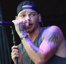 Modèle de tatouage sur le chanteur de la musique country beau Kane Brown (3)