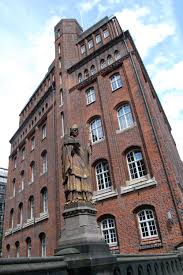 Hamburg Bruckenfigur Bischof Ansgar Mit Blick Auf Das Haus Der Patriotischen Gesellschaft An Der Trostbrucke Hamburg Architektur Gorlitz