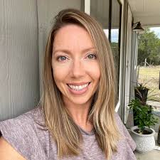 Leeann Jones's Instagram, Twitter & Facebook