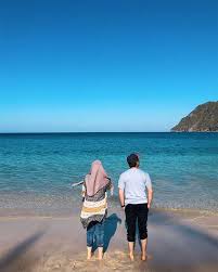 Perempuan dari samping berhijab : Berduaan Di Pantai Ini Sosok Perempuan Di Samping Sahrul Gunawan