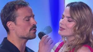Les rôles titres du musical "Roméo et Juliette" chantent "Aimer".