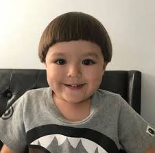 Jika potongan rambut ini terlalu panjang untuk anak mama yang sudah bersekolah, maka mama bisa memendekannya beberapa centi lagi agar tidak mengganggu aktivitasnya di sekolah. 11 Ide Model Rambut Keren Dari Anak Selebriti