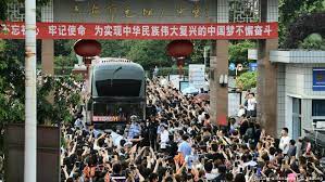 Short for 普通高等學校招生全國統一考試／普通高等学校招生全国统一考试 (pǔtōng gāoděng xuéxiào zhāoshēng quánguó tǒngyī kǎoshì) in china. è¥¿æ–¹é«˜æ ¡çº·çº·è®¤å¯ä¸­å›½é«˜è€ƒæˆç»©éšå¿§æµ®çŽ° æ–‡åŒ–ç»çº¬ Dw 30 06 2018