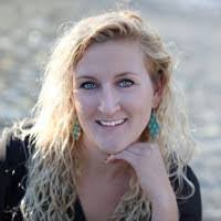 Stephanie Lowry's Instagram, Twitter & Facebook