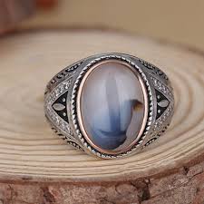 Tendre et délicate, la bague pierre de lune est la valeur sûre de cette saison. Bague Pour Homme Avec Une Pierre De Lune Ovale Et Mysterieuse