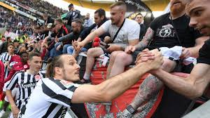 Aug 04, 2021 · bei 90min findest du aktuelle eintracht frankfurt news, transfergerüchte und aufstellungen. Eintracht Frankfurt Stimmt Sich Auf Pokalfinale Ein Dfb Ermittelt Nach Dartpfeilattacke Eintracht Frankfurt
