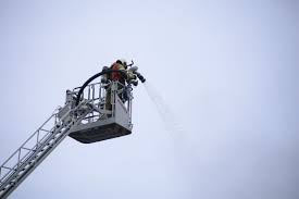 De brandweer heeft de uitslaande brand in een bedrijfspand aan de liesseltstraat in uden onder controle. Grote Brand Bij Kringloopwinkel In Uden