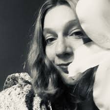 Diana Weis's Instagram, Twitter & Facebook