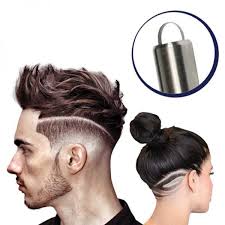 Tra i migliori tagli di capelli per uomo con disegni, troviamo un classico moicano decorato con una perfetta linea curva, situata proprio nel punto in cui inizia la sfumatura. Tagliacapelli Per Disegni E Hair Tattoo Prodotti Piu Indicati Acconciature Recensioni Opinioni Miglioretagliacapelli It